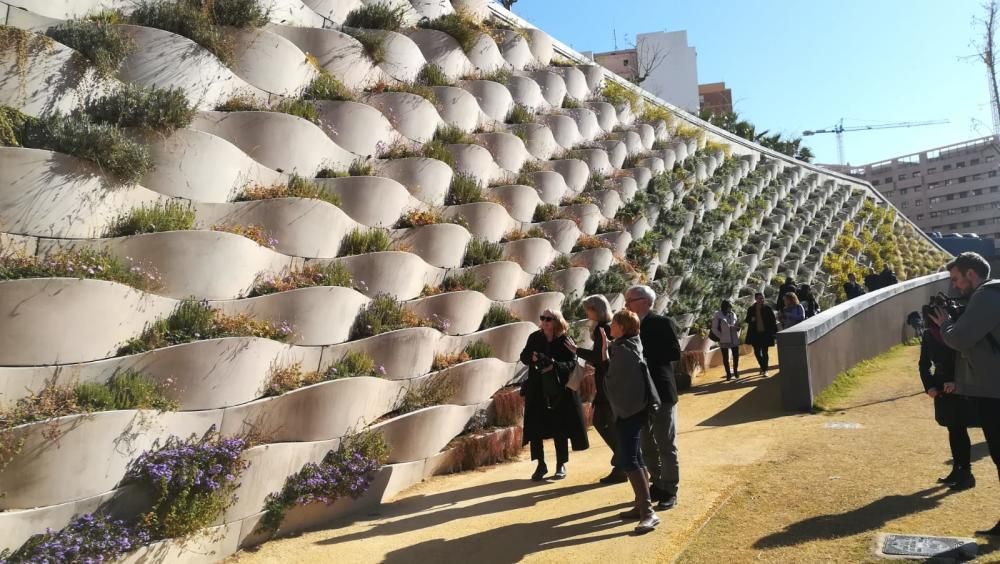 Visita de la paisajista Kathryn Gustafson al Parc Central de València que ella diseñó.