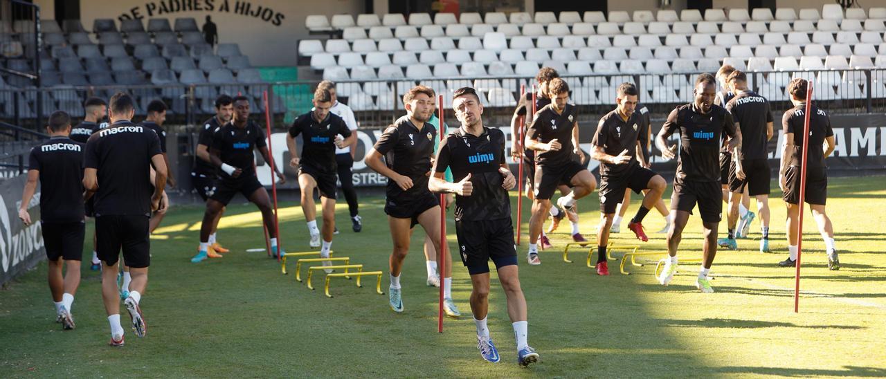 Los jugadores del Castellón se ejercitaron ayer por la mañana en Catalia y por la tarde pusieron rumbo a Alcoi.