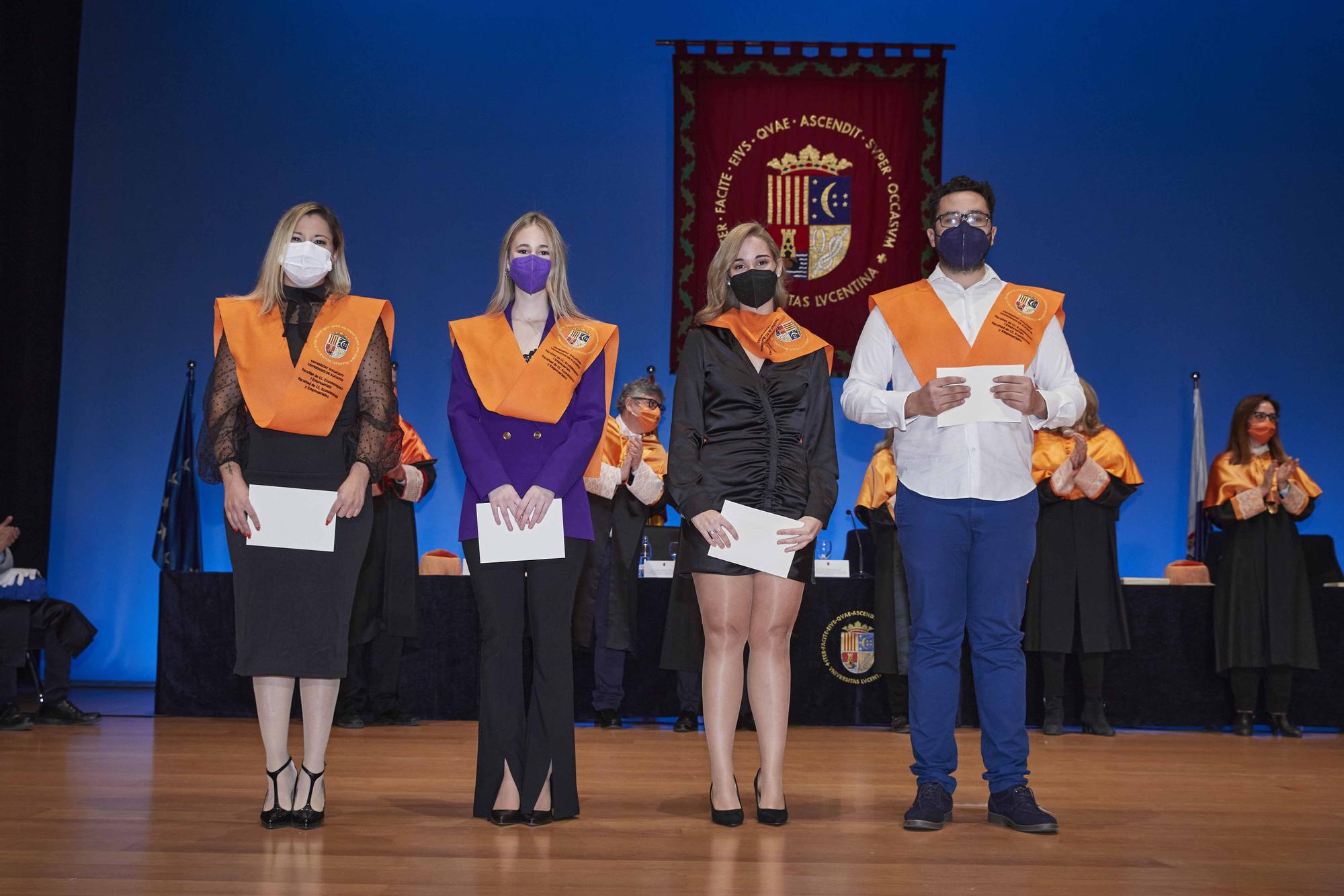 Acto de graduación de los estudiantes que han finalizado sus estudios en los grados en Publicidad y Relaciones Públicas, Trabajo Social, Sociología y en los másteres universitarios en Comunicación e Industrias Creativas, Innovación Social y Dinámicas de Cambio y Comunicación Digital.