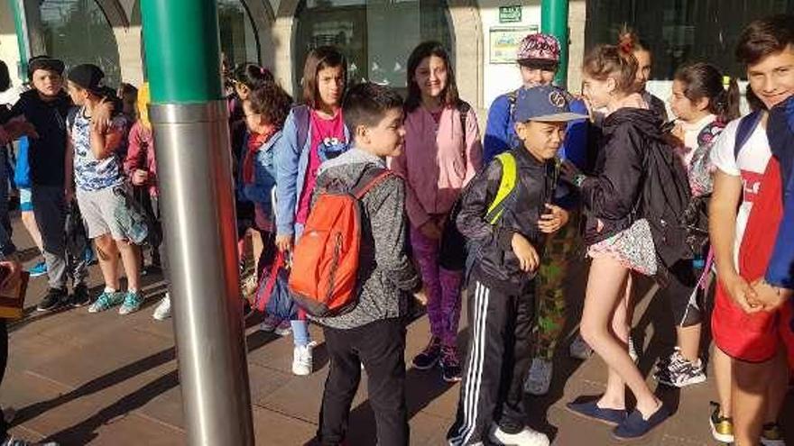 Niños en la estación de Vilagarcía antes de viajar a Vigo y Cíes. // FdV