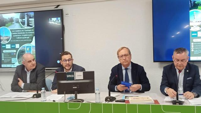 En el centro, Víctor López de la Parte y Ángel González, en la inauguración del curso.