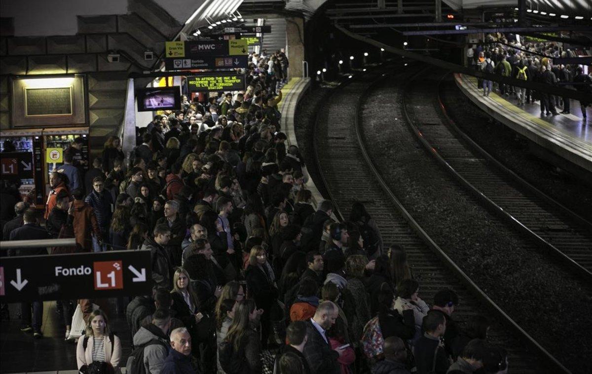 Estación de metro de Espanya durante los servicios mínimos de la huelga de metro convocada los días del Mobile World Congress.