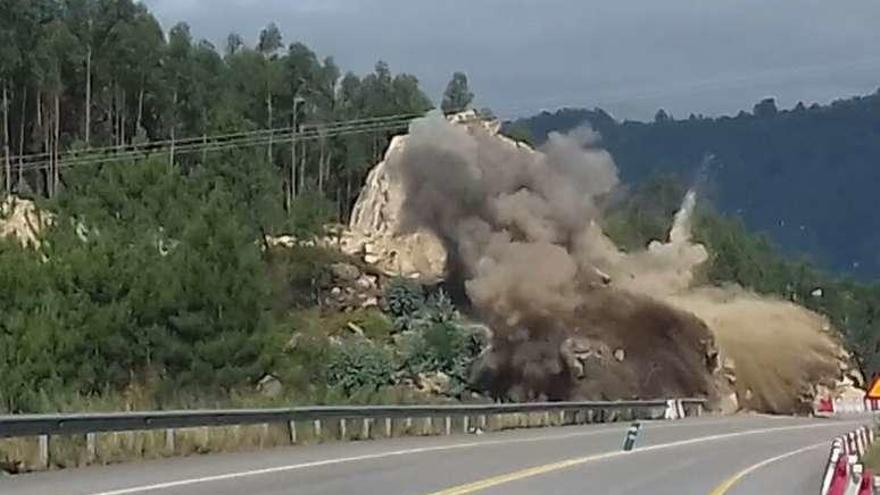 Un momento de la explosión en el talud.