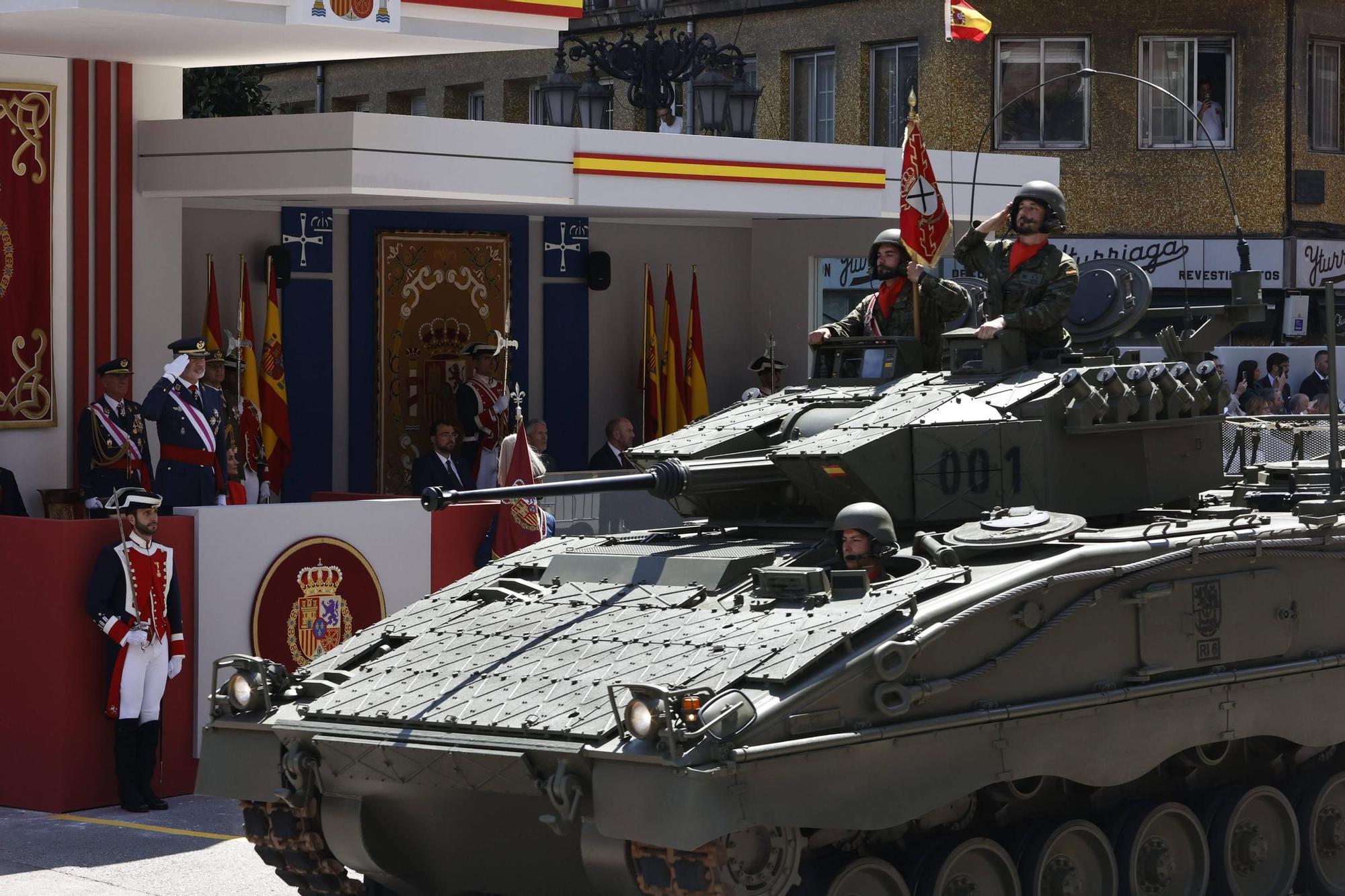 EN IMÁGENES: Así fue el multitudinario desfile en Oviedo por el Día de las Fuerzas Armadas