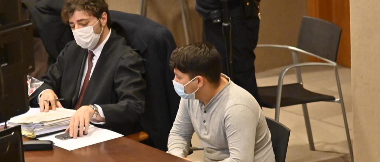 Imagen del joven acusado de matar a su bebé en Almassora, junto a su abogado.