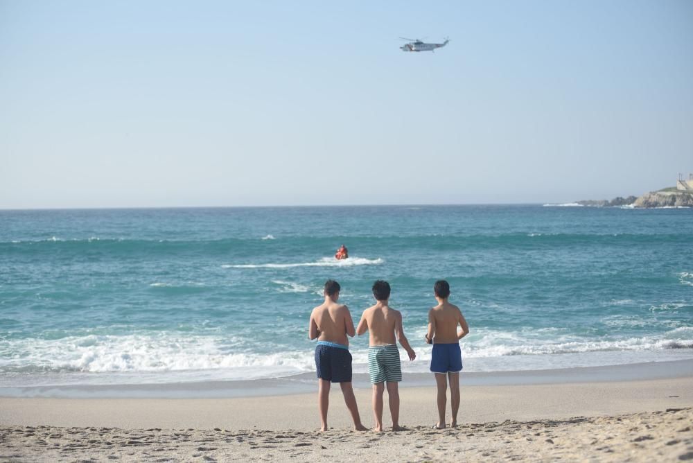 Salvamento Marítimo y Bomberos de A Coruña tratan de localizar a un joven senegalés de 17 años desaparecido en la playa mientras jugaba al balón dentro del agua.