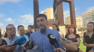 Las ayudas a las barracas llegan mes y medio tarde en plena crisis por la cremà fallida