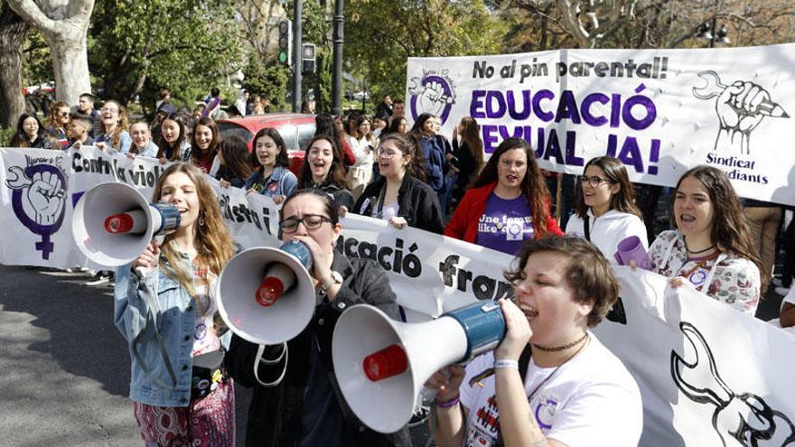 Estudiantes toman la calle para exigir una ley estatal que prohíba el &quot;anticonstitucional&quot; pin parental