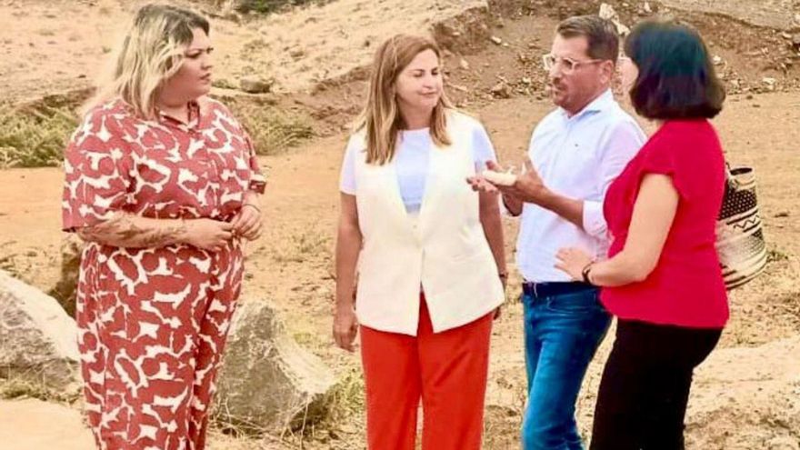 La consejera de Acción Social y el alcalde de Los Realejos, en el solar donde se levantará el centro.