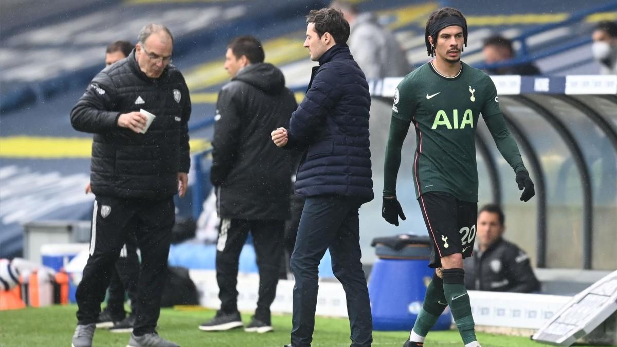 Imagen de Bielsa, Mason y Alli en la línea de banda