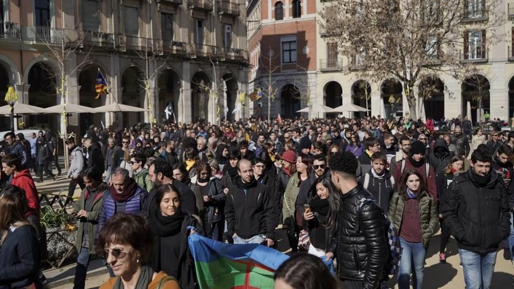 Concentració a la seu de la Generalitat de Girona per reclamar la llibertat dels presos