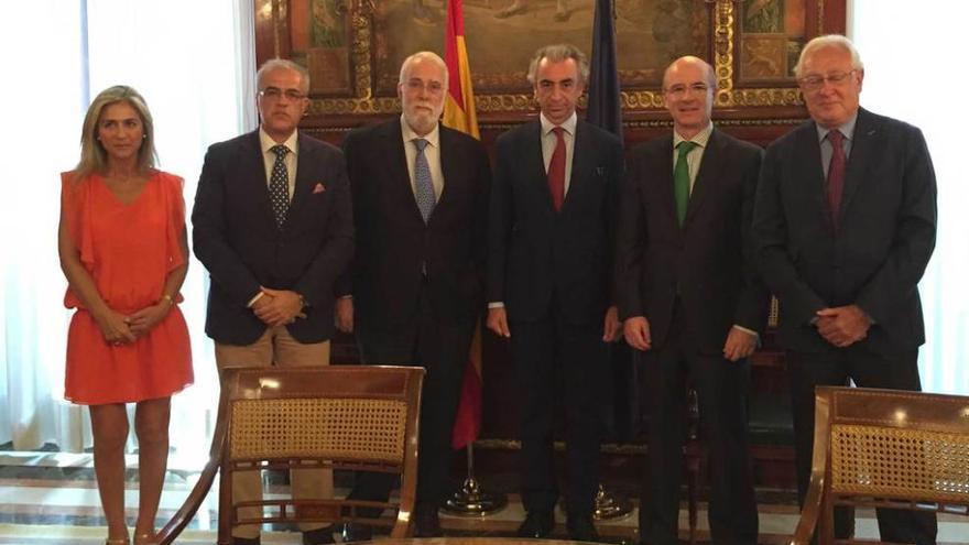 Por la izquierda, Patricia del Pozo, Fidel Astudillo, Ignacio Oroquieta, Miguel Ferre, Armando Solís y Jaime Raynaud, en el Ministerio de Hacienda.