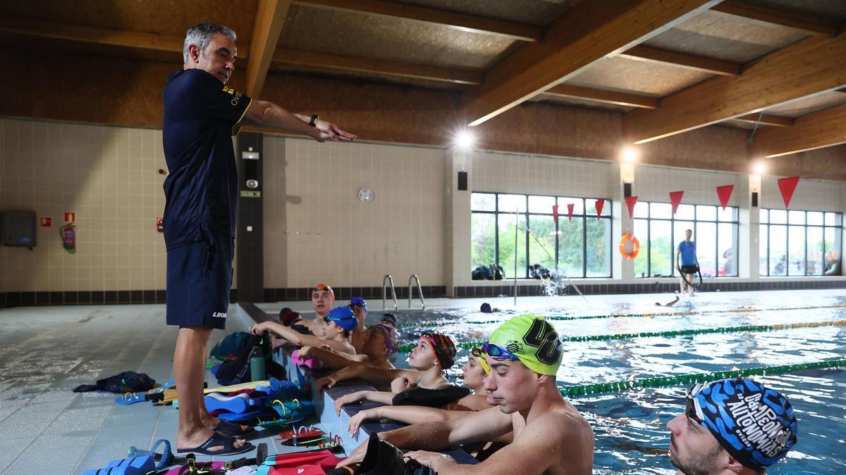 Una clase en la piscina del complejo deportivo.