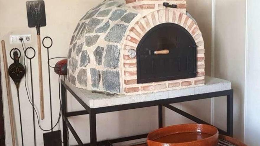 Nuevo horno de leña de un restaurante, especial para cochinillos.