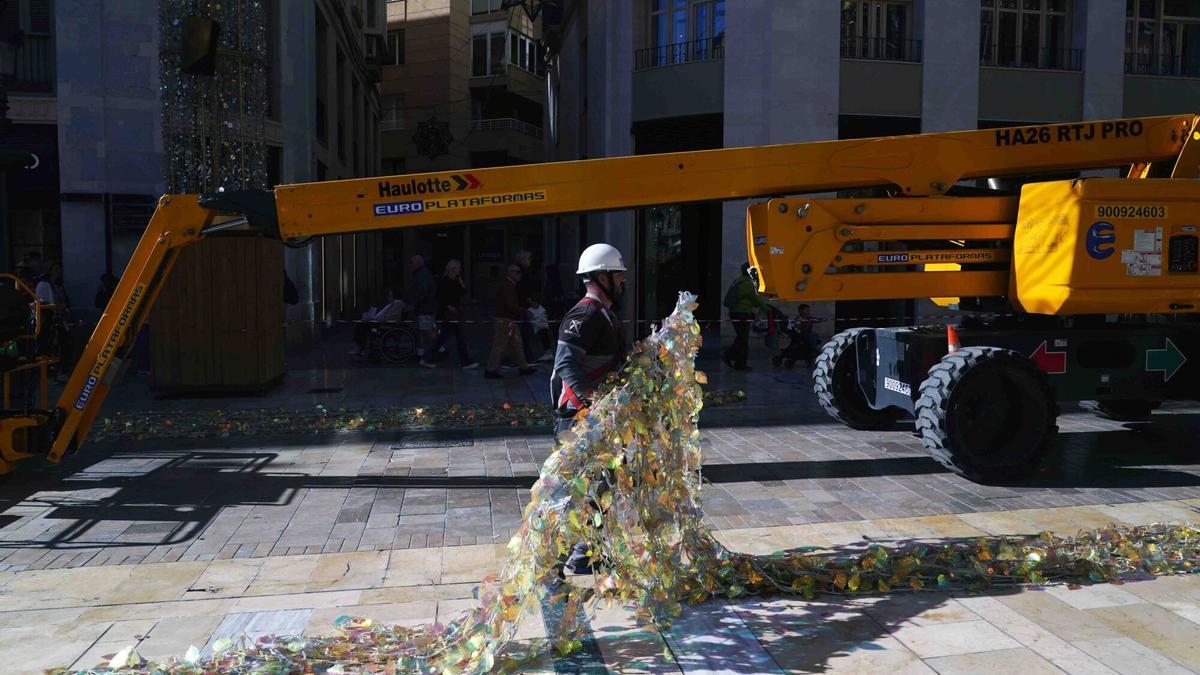 Montaje de las luces de Navidad en la calle Larios