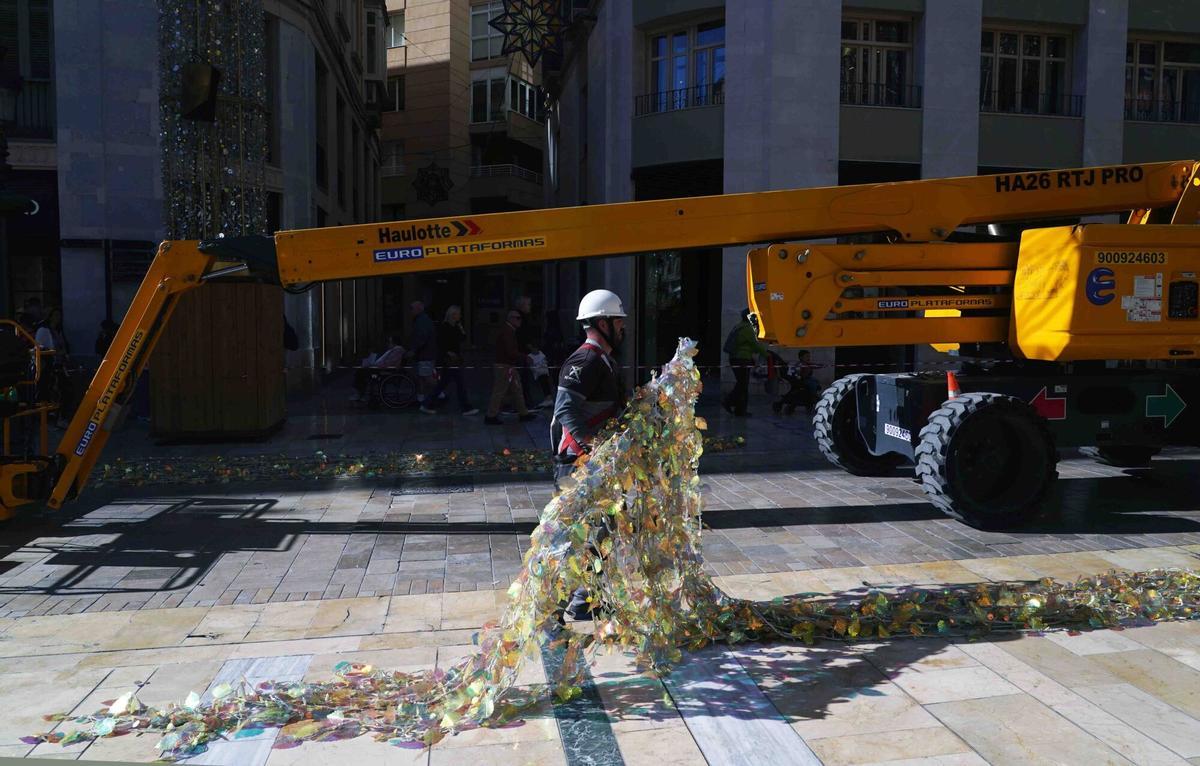 Montaje de las luces de Navidad en la calle Larios