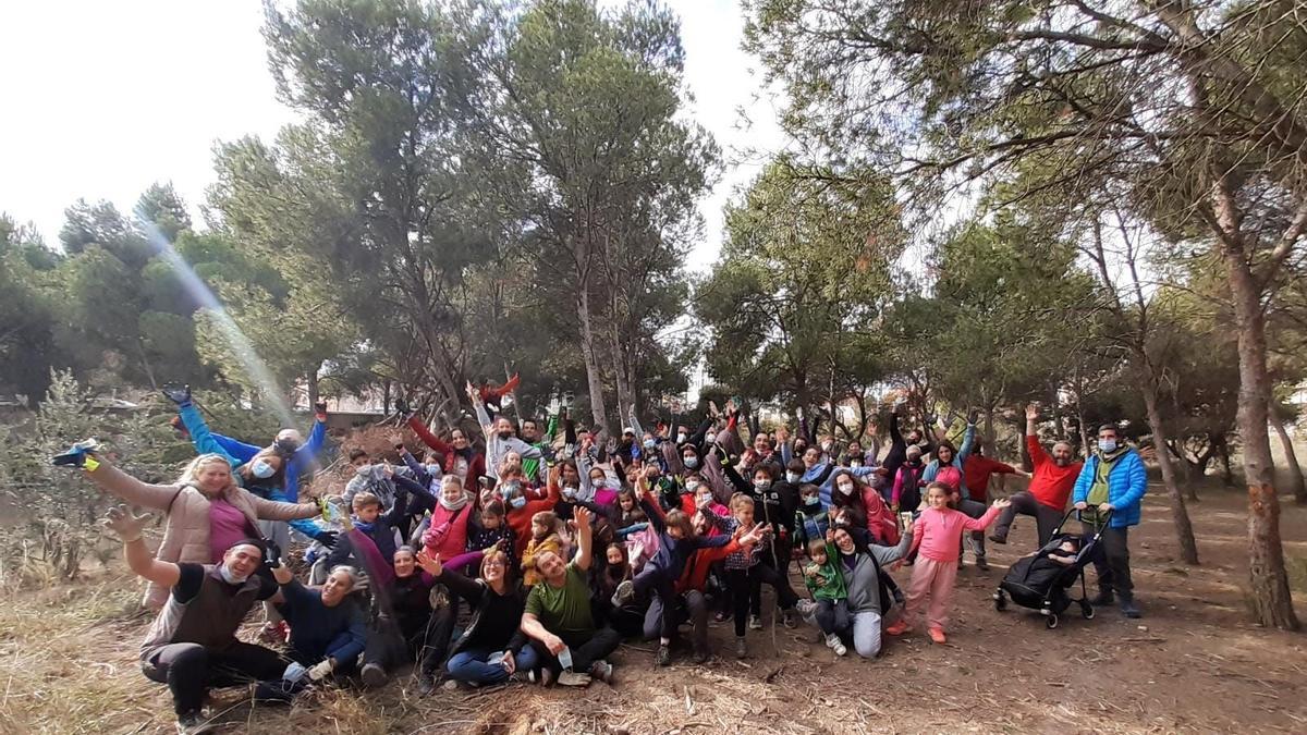 Participantes en la primera jornada comunitaria del proyecto Aula Bosque que colegio Valdespartera.