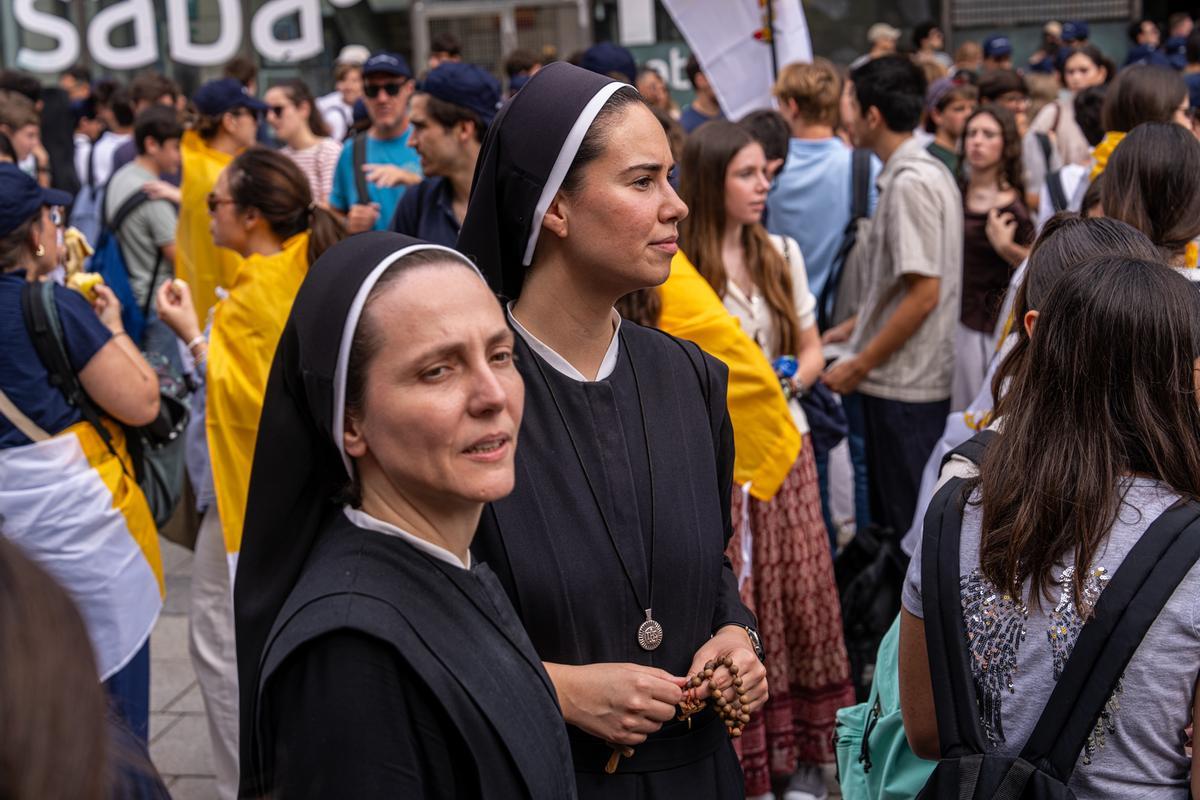 Fieles esperan en la catedral de Barcelona la llegada del papa León XIV