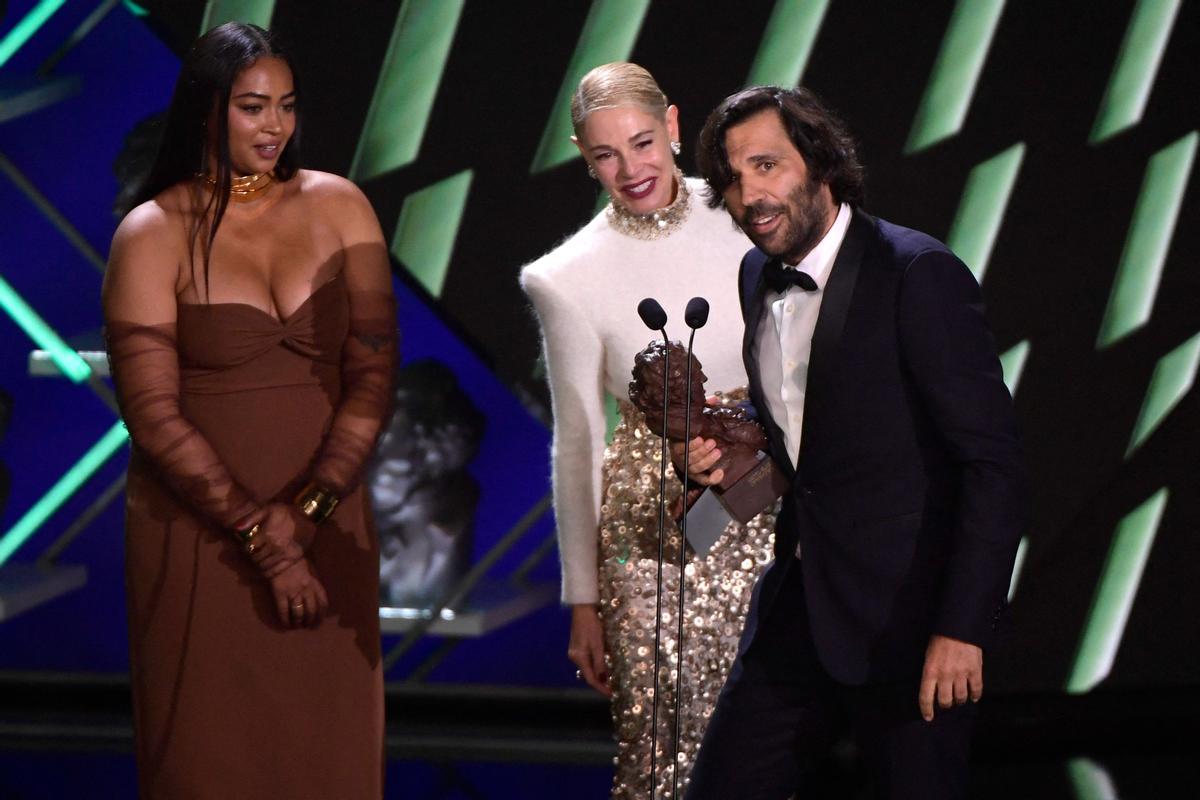 distributor Enrique Costa (R) receives the best European film award for The Worst Person in the World.jpg