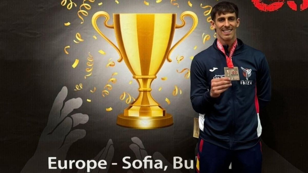 Quesada posa feliz con su medalla de bronce