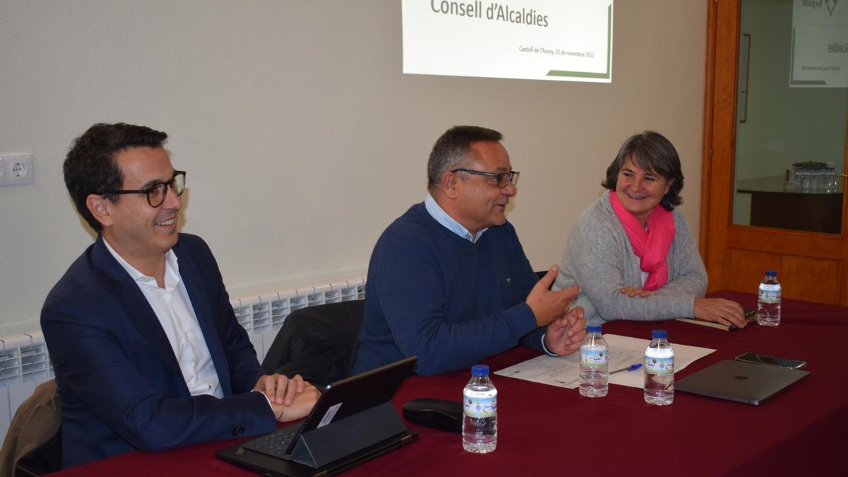 D'esquerra a dreta: el director de l'ACA, Samuel Reyes; el president del Consell Comarcal del Berguedà, Josep Lara; i la delegada del govern a la Catalunya Central, Montse Barniol, ahir al consell d'alcaldes a Castell de l'Areny