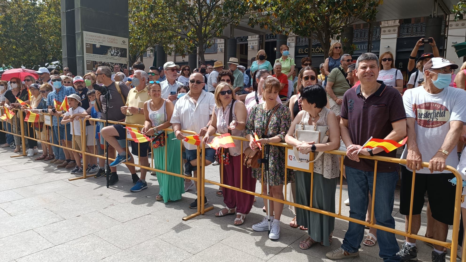 La plaza del Pilar se viste de rojigualda en el despliegue de una bandera de España de 54 metros cuadrados