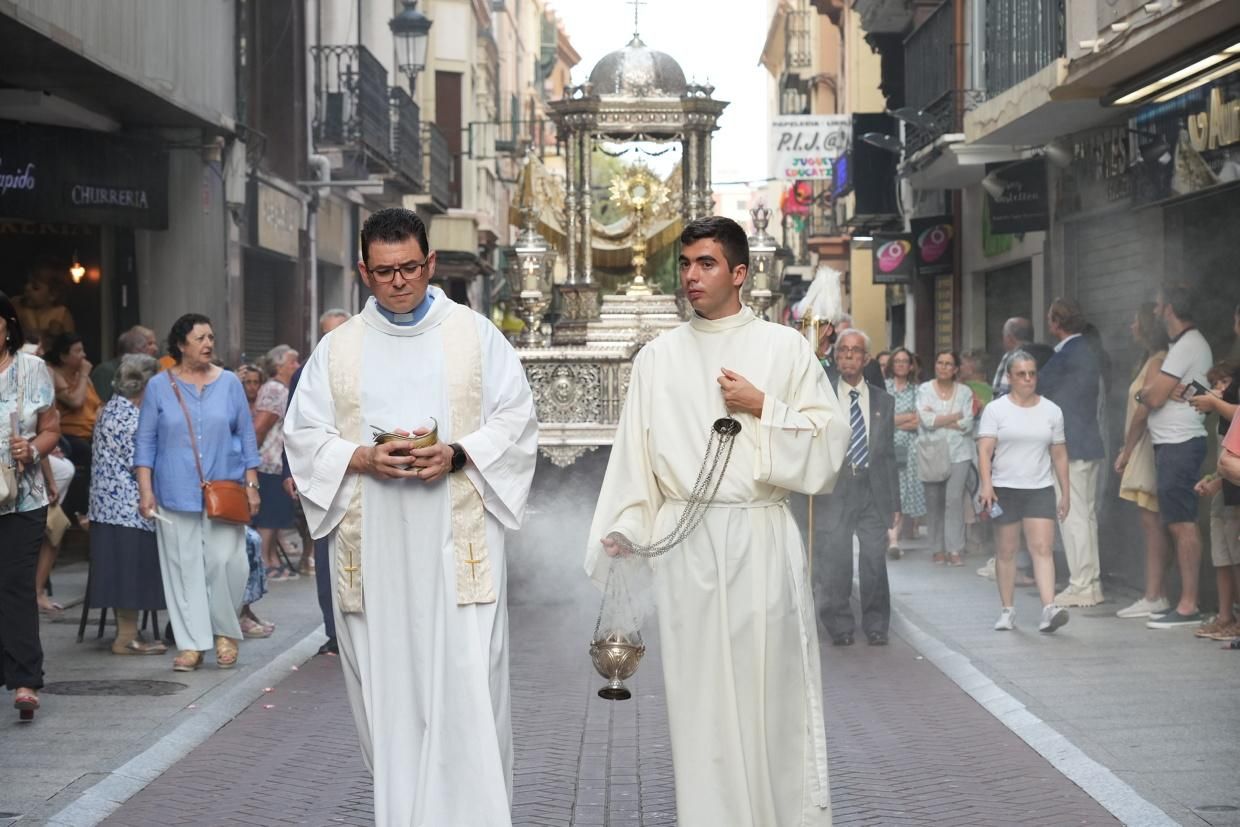 Castelló recibe con honores al Santísimo en la procesión del Corpus Christi