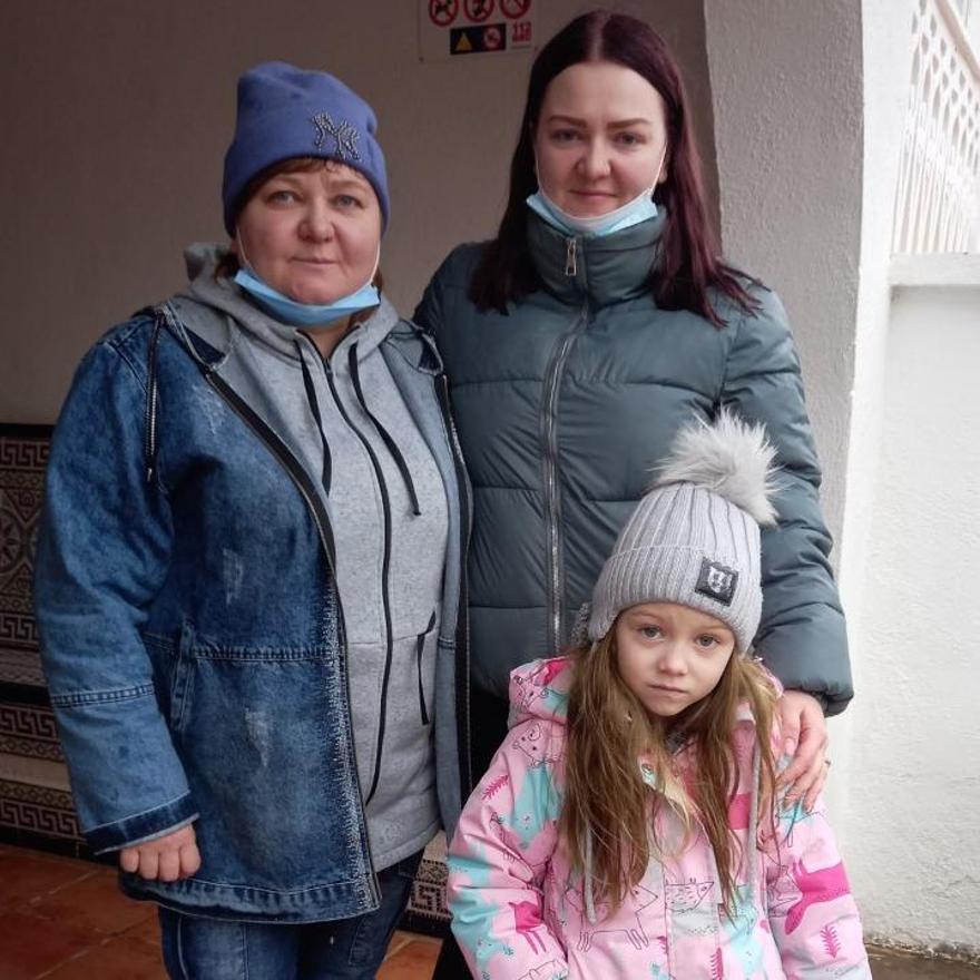 Julia, junto a su hija Lilia y su madre, Larisa, ya en Alcossebre.