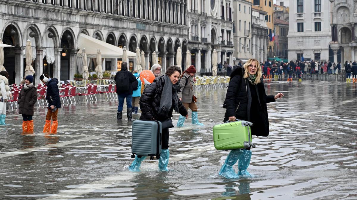 La plaza San Marcos en Venecia bajo el efecto de 'acqua alta'.