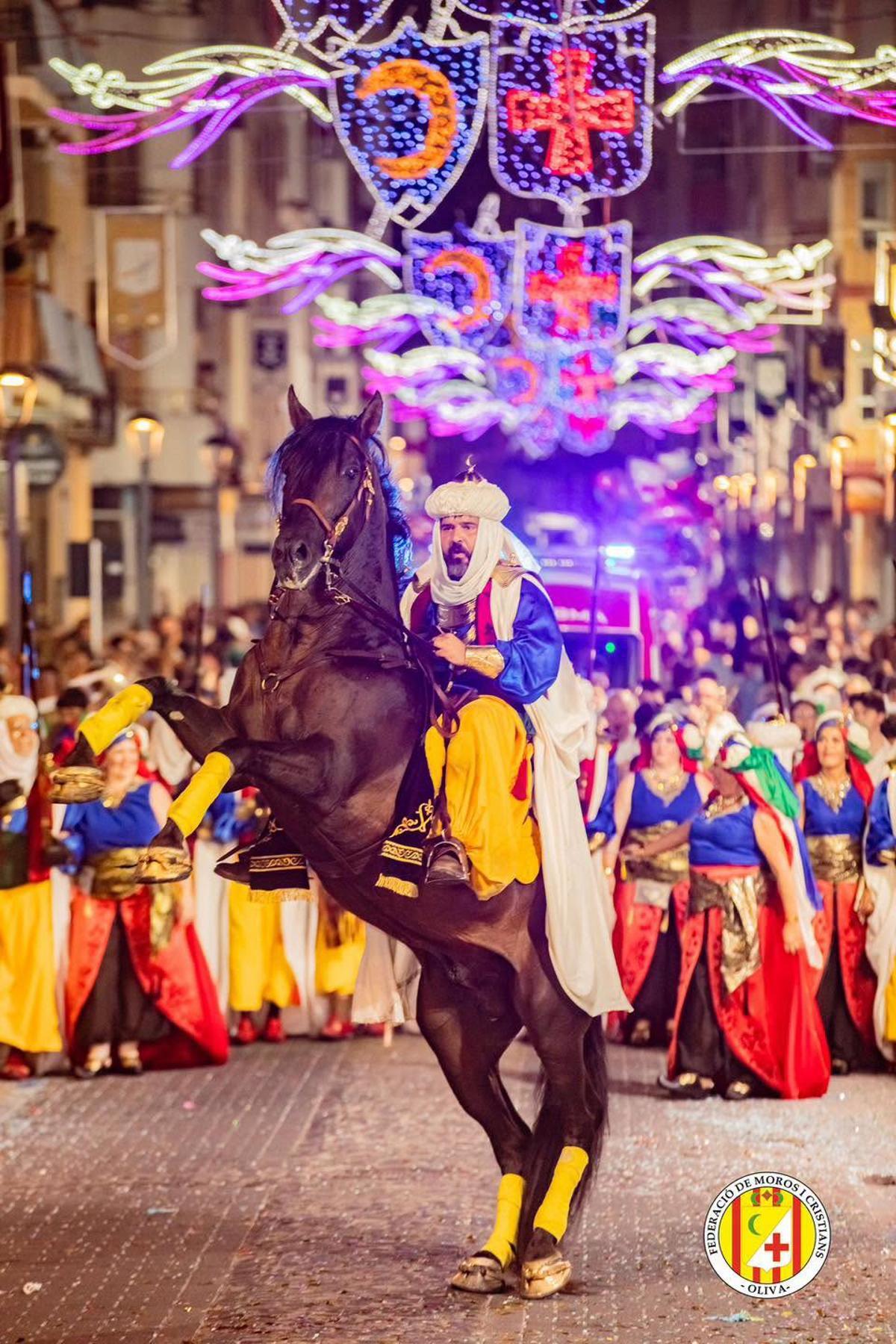 Oliva vive con la máxima pasión las fiestas de Moros i Cristians 2026: Vecinos y turistas disfrutan de la espectacularidad de los actos