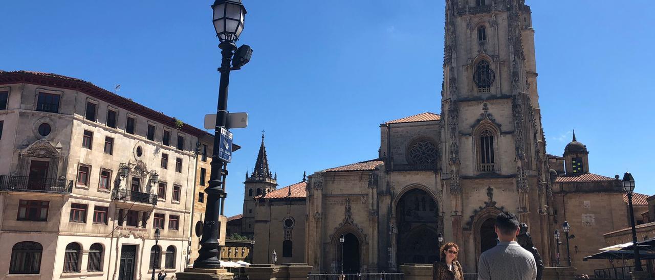 Turistas, la mañana de este sábado, ante la Catedral de Oviedo.