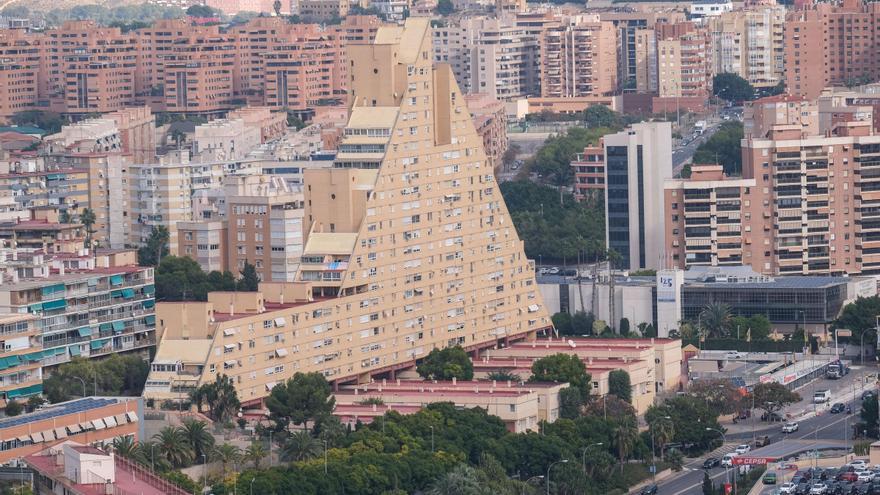 Cientos de comentarios tras la opinión viral de un arquitecto: El edificio &quot;La Pirámide&quot; de Alicante &quot;no es feo&quot; y está bien hecho