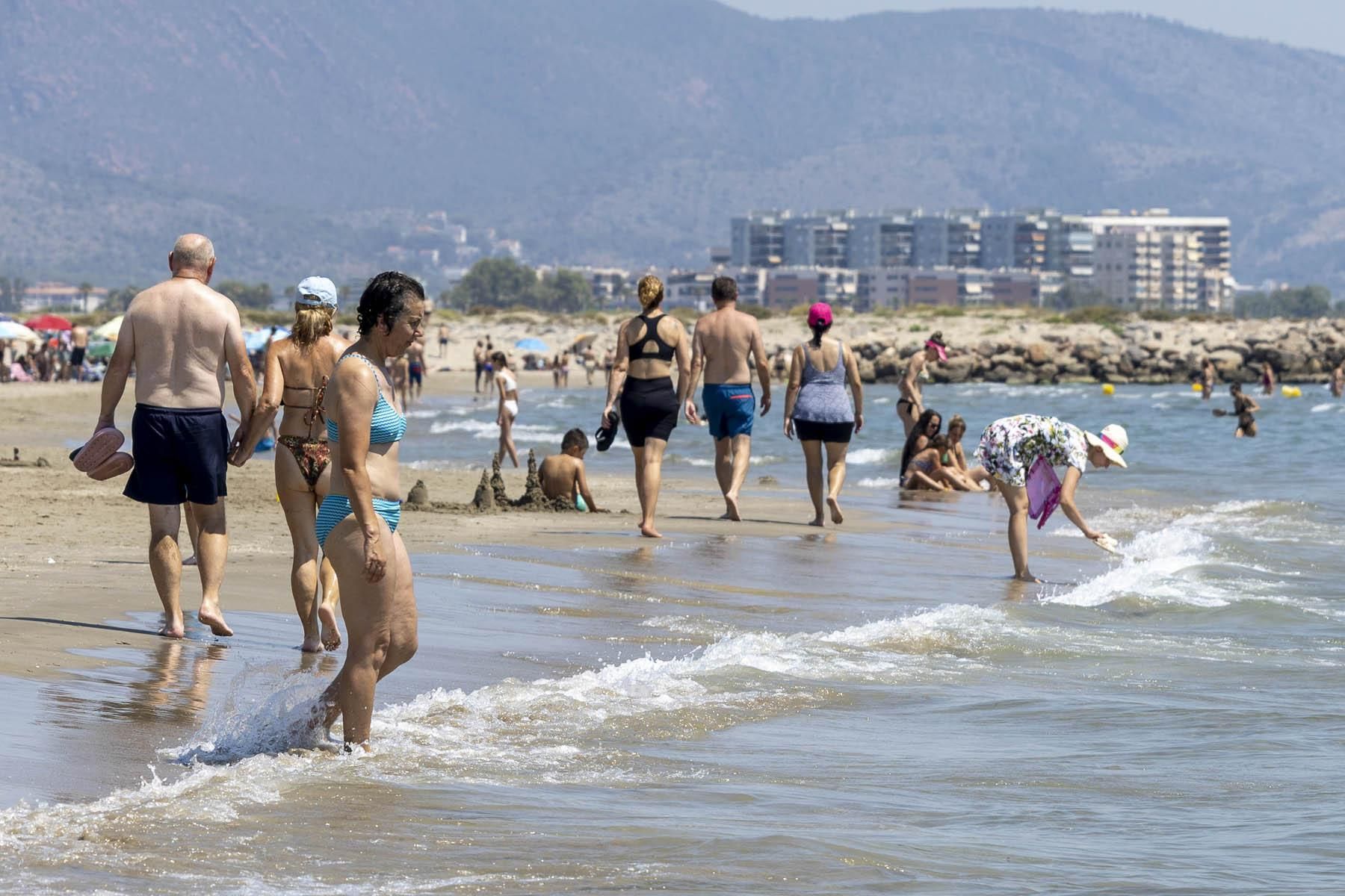 Los bañistas se refrescan en la ola de calor en Castellón