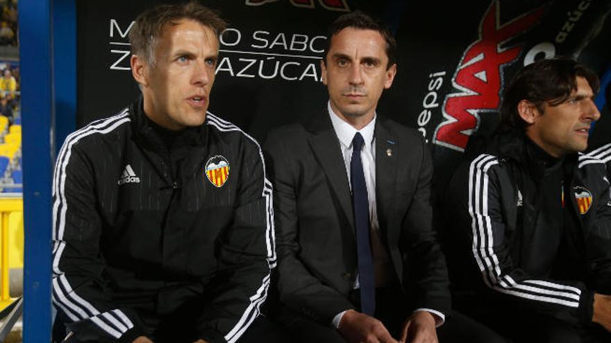 Gary Neville -c-, junto a su hermano Phil -i-, y M. Ángel Angulo.