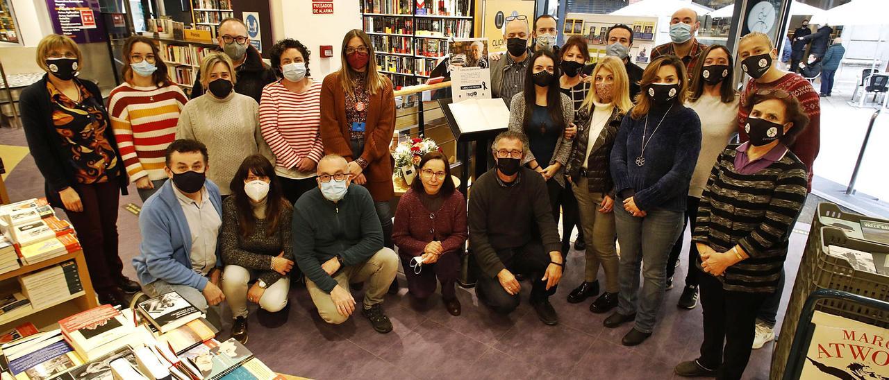 Los empleados de la librería Cervantes, junto al “altar” en honor a Conchita Quirós. | Ángel González