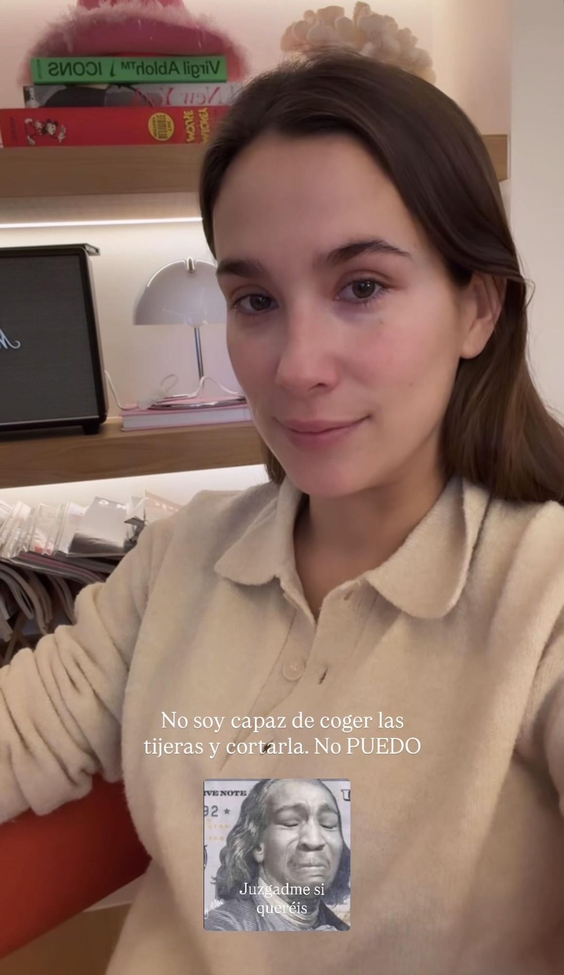 María Pombo no puede aguantar las lágrimas por culpa de la pulsera del hospital