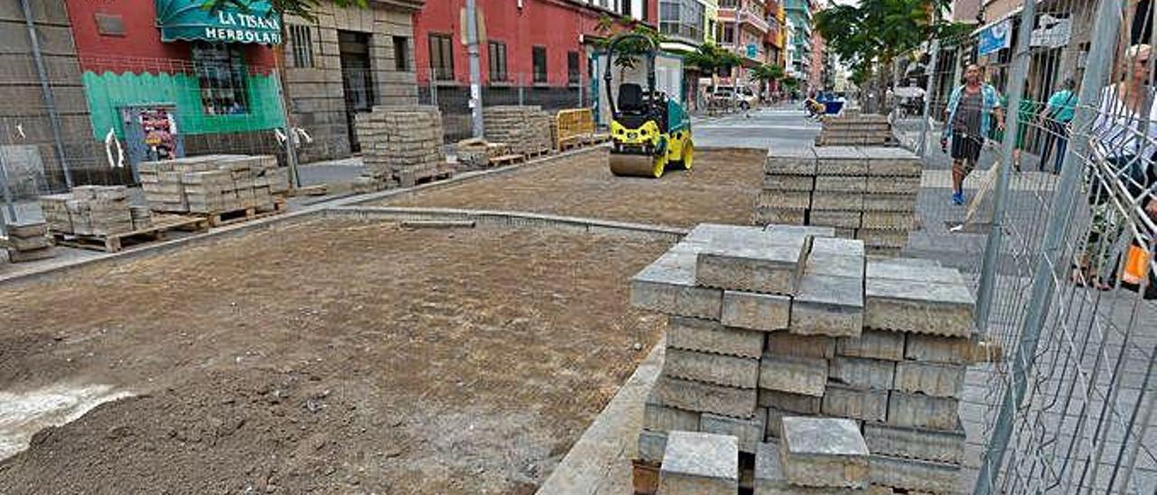 Imagen del tramo de la calle Galicia, el más cercano a Pío XII, que se levantó ayer para ponerlo de nuevo.