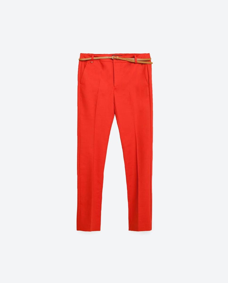 Pantalón cinturón tiro medio, Zara (25,95€)