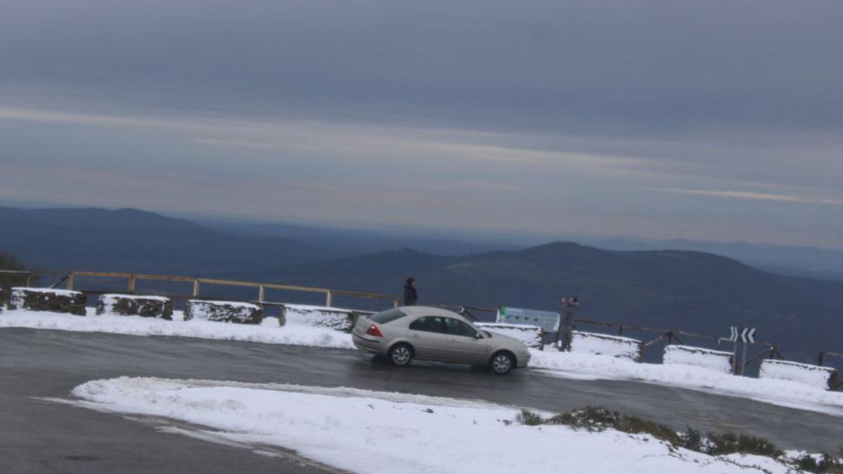 Carretera de acceso a la Laguna de Peces en invierno