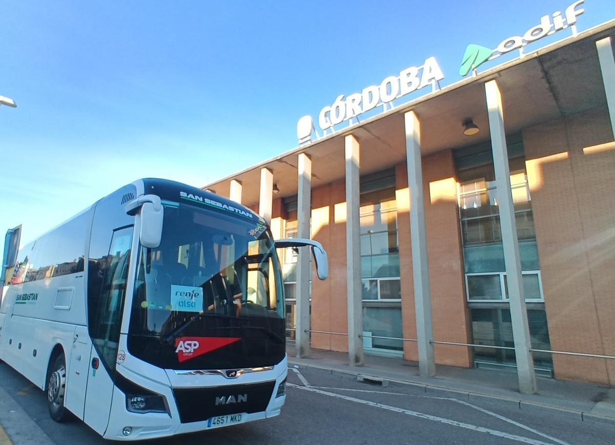 Autobuses del enlace de Renfe entre Córdoba y Villanueva de Córdoba.