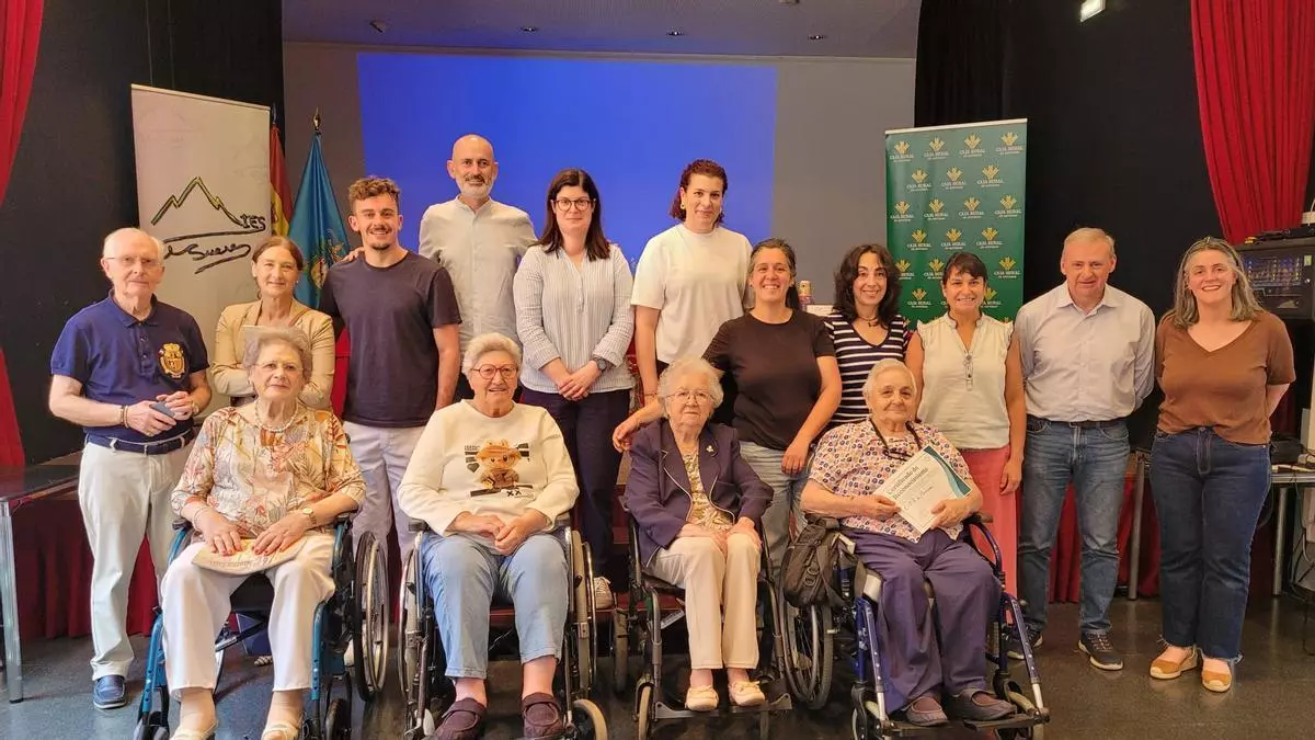 Emotivo acto en el instituto de Arriondas: su biblioteca recibe el nombre de la escritora Paquita Suárez Coalla en el cierre del curso escolar