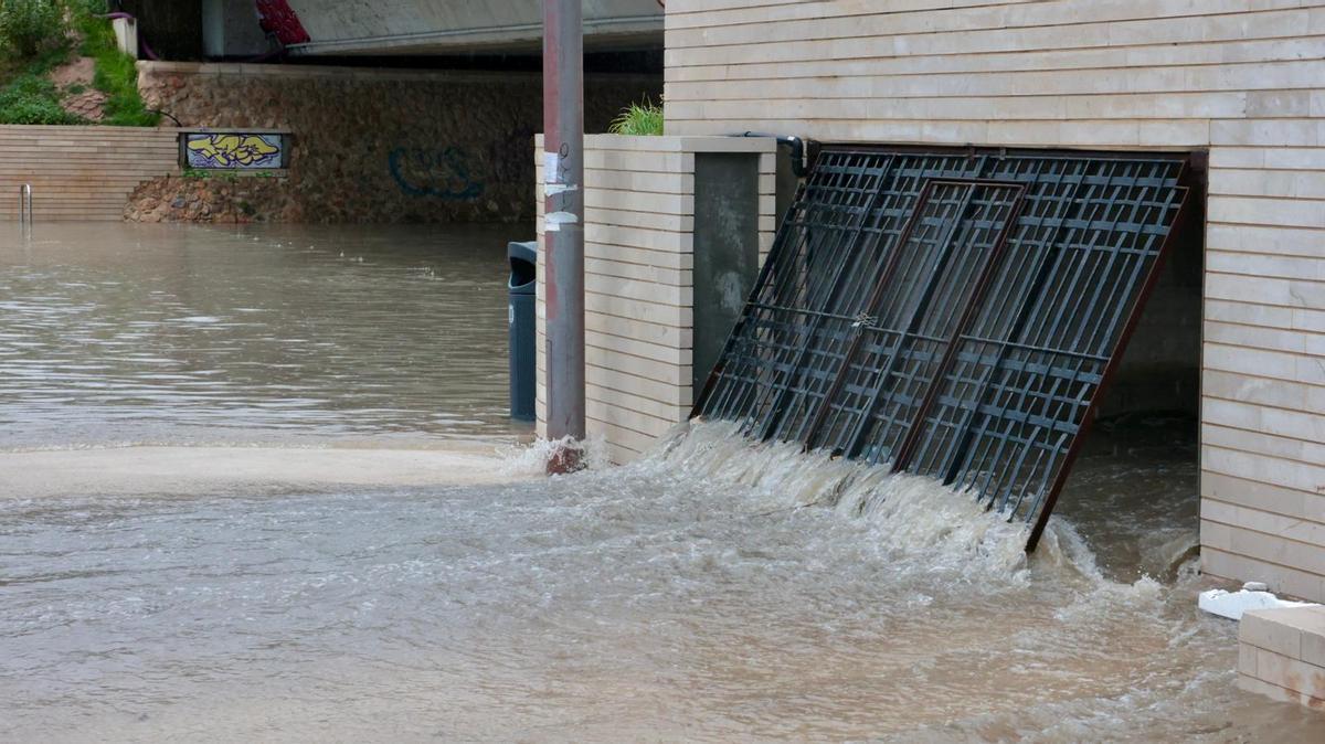 La playa de la Albufereta, bajo el agua tras el episodio de lluvias en Alicante