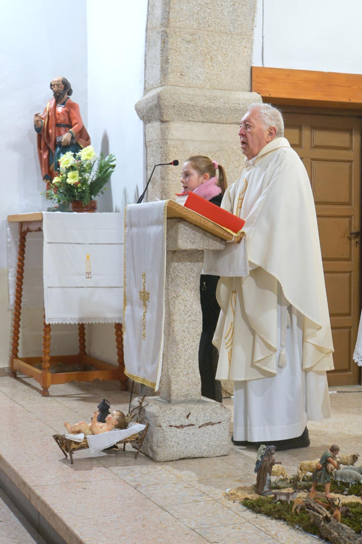 Mahíde celebra los Reyes cantándole a su párroco