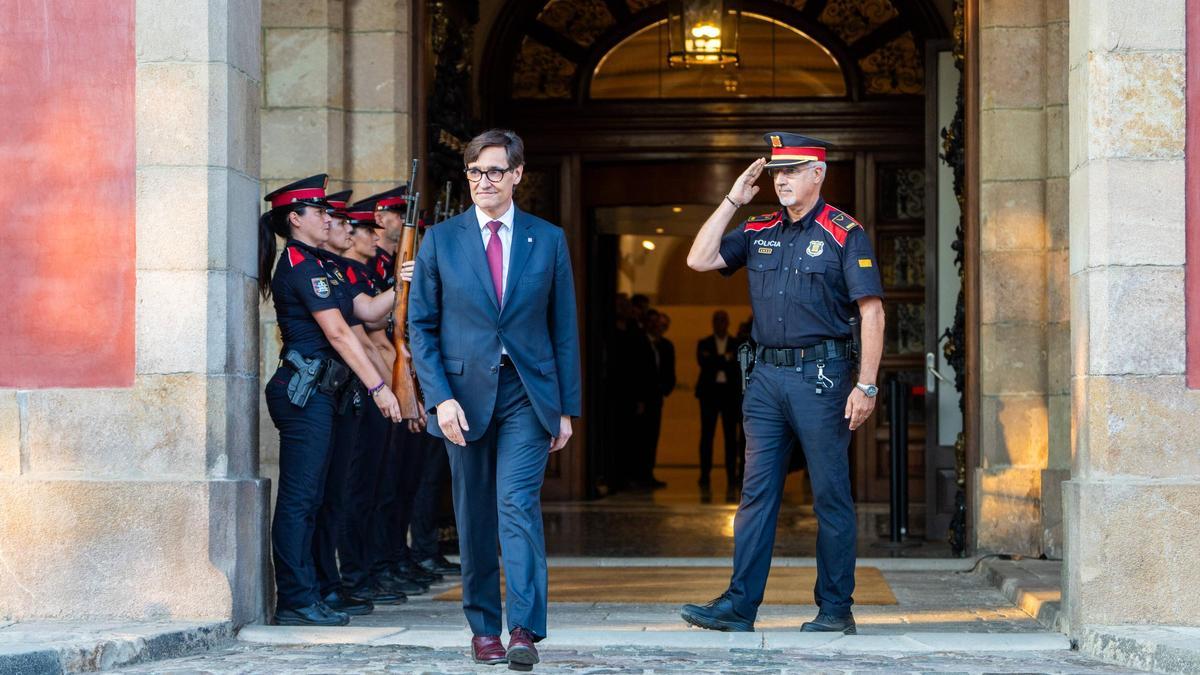 Salvador Illa, saliendo del Parlament tras su investidura como presidente de la Generalitat