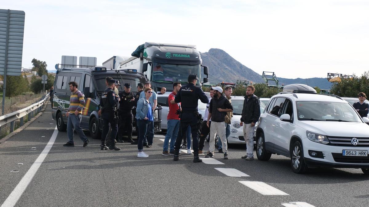 Un momento de la protesta de los agricultores, en la A-92 a la altura de Antequera.