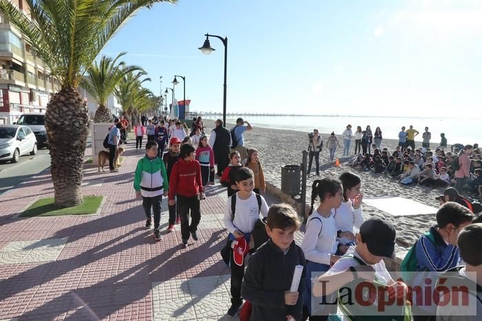 Un 'SOS' gigante para el Mar Menor formado por escolares en Villananitos