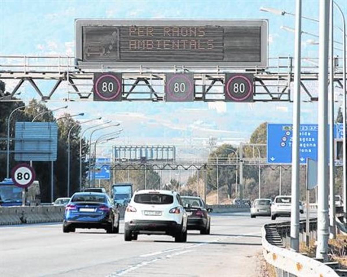 Restricción de velocidad por causas mediambientales, este viernes, en la B-23, a la altura de Sant Joan Despí. Restricción de velocidad por causas mediambientales, este viernes, en la B-23, a la altura de Sant Joan Despí.