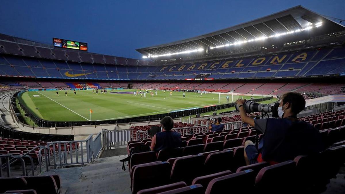 El Camp Nou renueva su césped