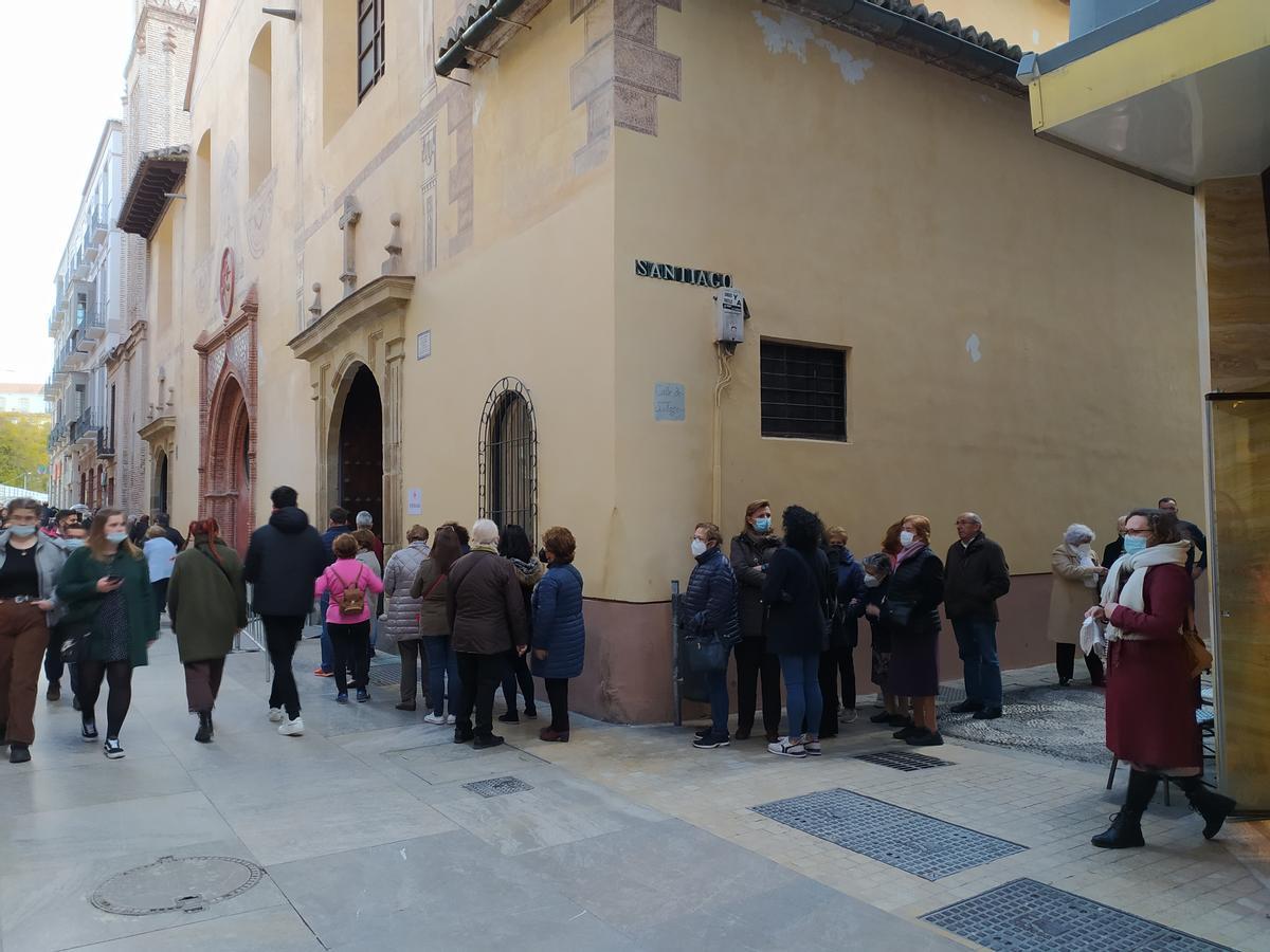 Colas en la calle Granada para venerar al Cristo de Medinaceli.