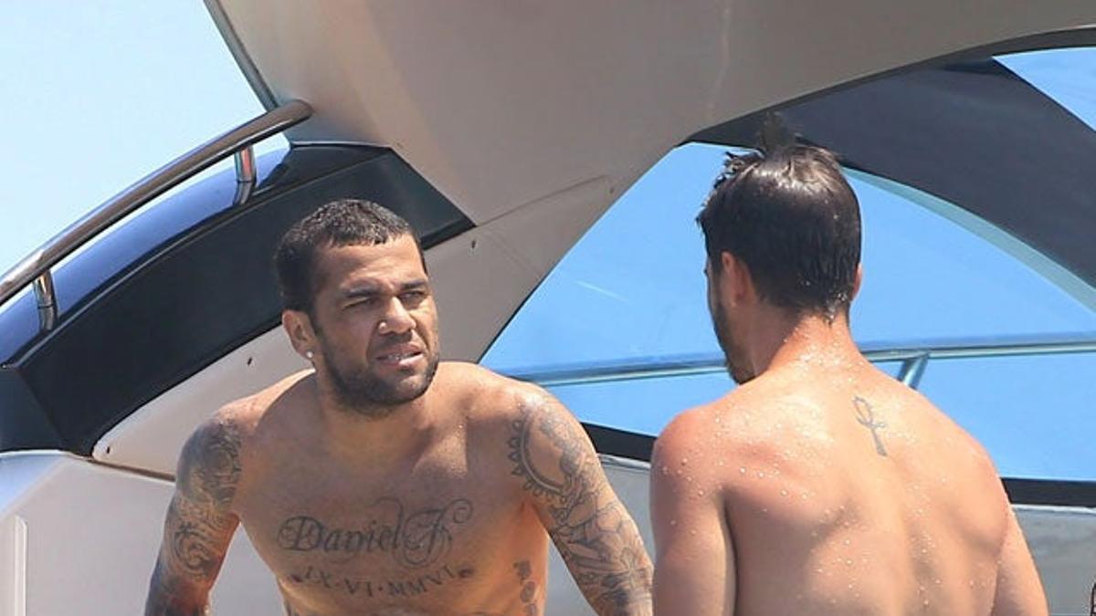 Dani Alves y Álvaro Morata hablan en la cubierta de un barco en las aguas de Ibiza
